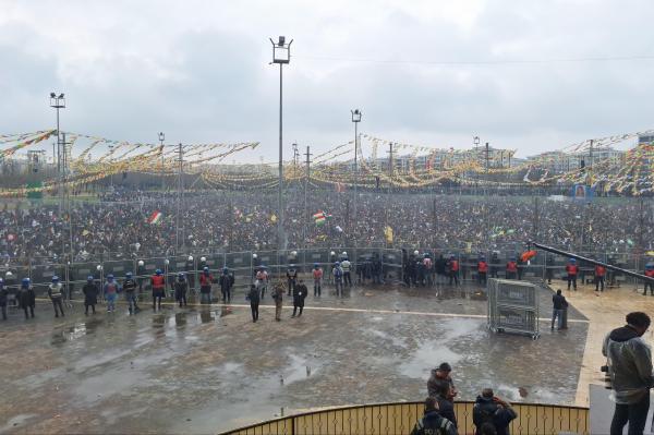 Newroz Diyarbakır'da kutlandı, çözüm ve diyalog mesajları verildi